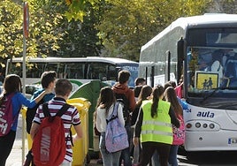 Imagen de archivo de alumnos haciendo uso del transporte escolar en Extremadura.