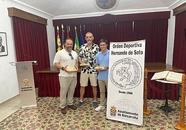 Kini Carrasco, Guillermo Gracias e Iñaki Baztán recogen la Orden Deportiva Hernando de Soto