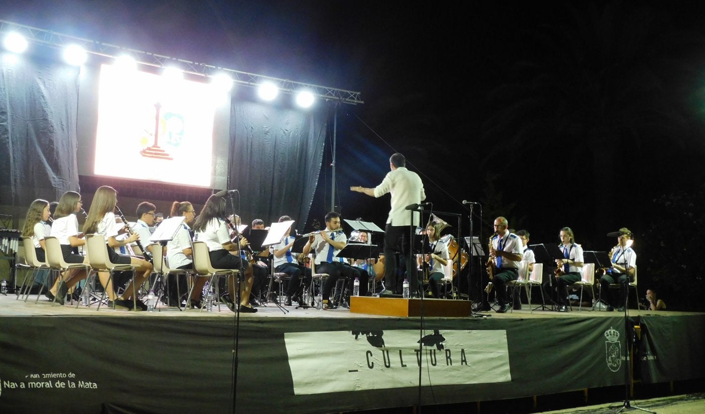Actuación de la Banda de Música en el parque municipal.