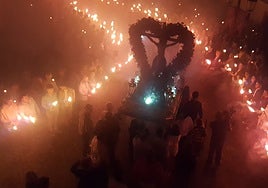 Procesión de las Antorchas en Salvatierra, con el Cristo de las Misericordias en la Plaza de España.
