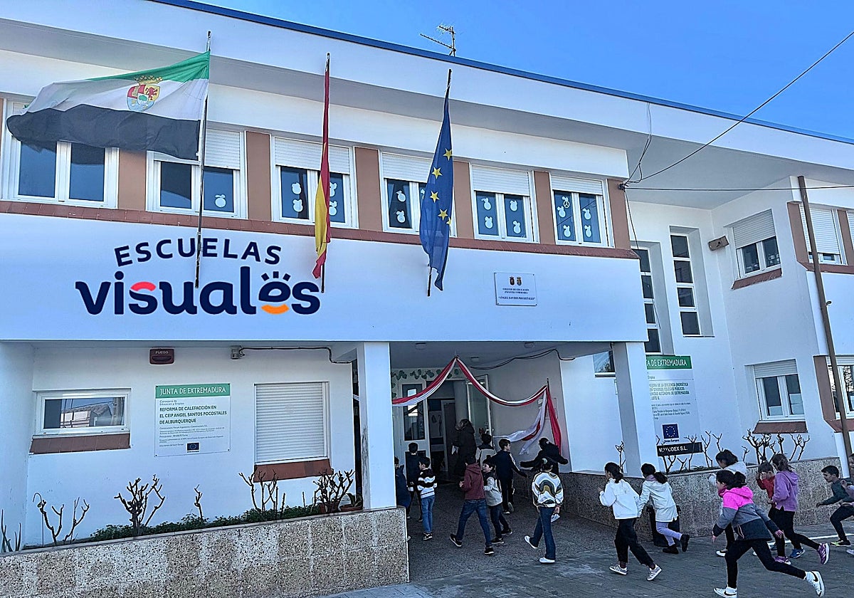 Entrada al colegio Ángel Santos de Alburquerque