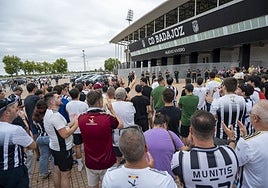 La afición se congregó a las puertas del Nuevo Vivero el pasado domingo.