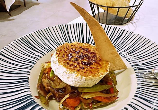 Wok de verduras con rulo de cabra.