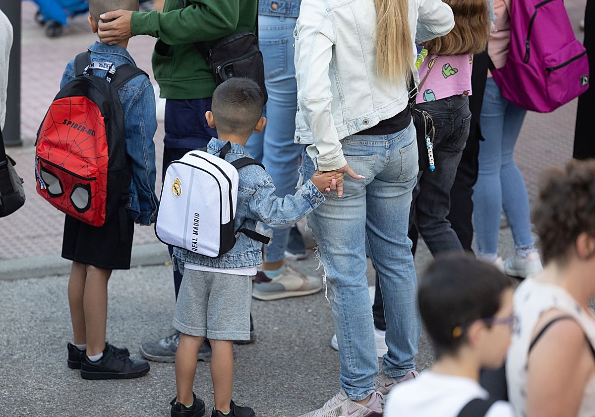 Imagen de archivo de un inIcio de curso escolar, con niños esperando a entrar en el colegio.