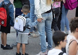 Imagen de archivo de un inIcio de curso escolar, con niños esperando a entrar en el colegio.
