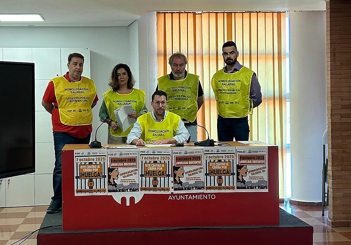 Representantes de los cinco sindicatos docentes.