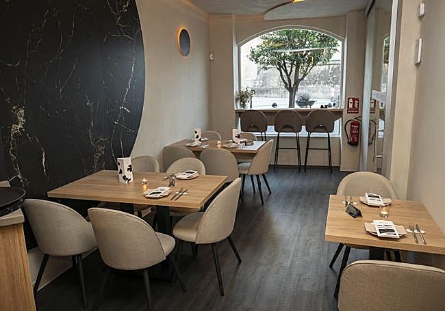 El local es pequeño y cálido, con capacidad para unas 25 personas.