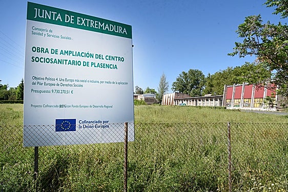 Cartel de la Junta de Extremadura con las características de la inversión incialmente prevista.