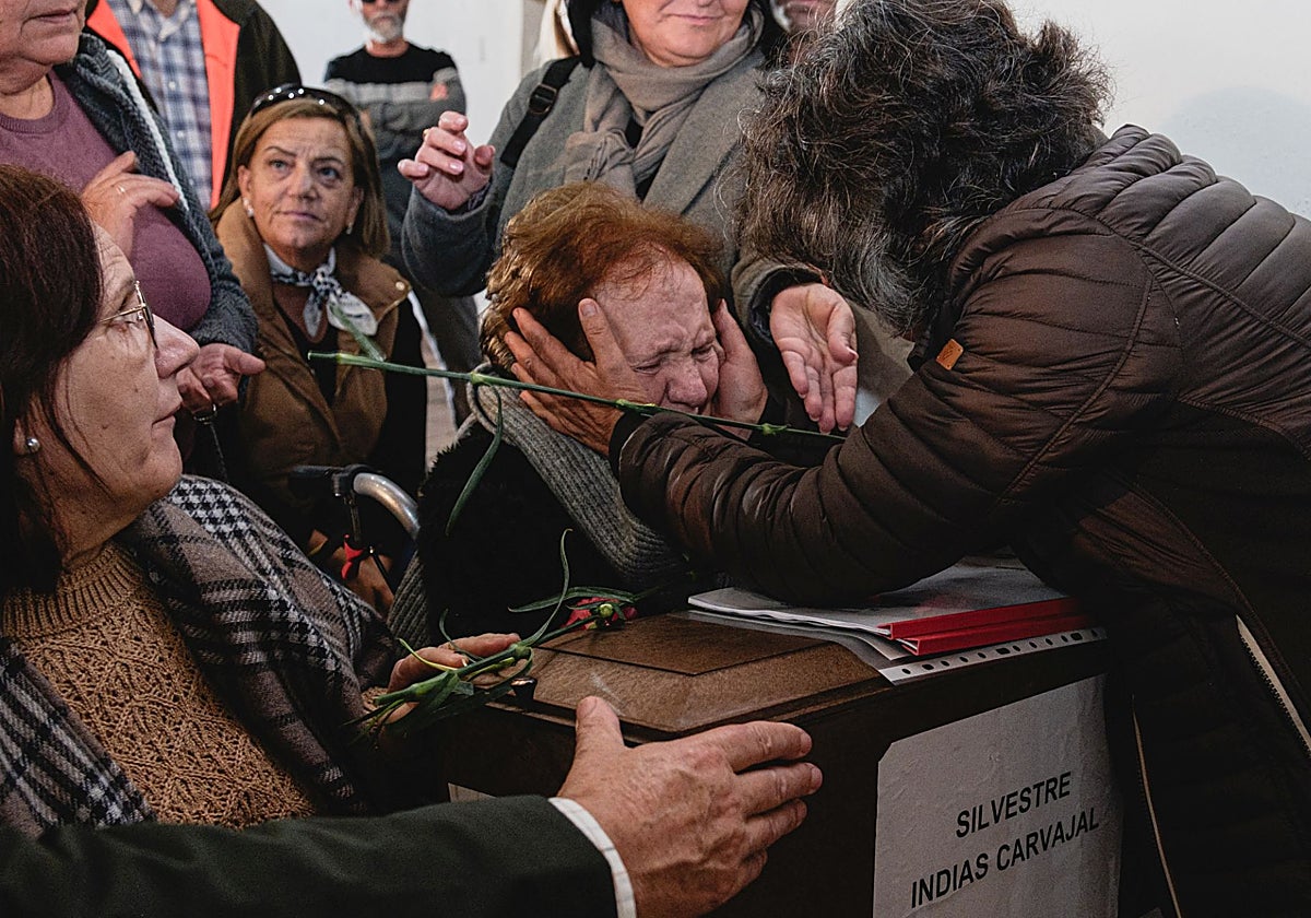 Silvestra Indias Sánchez recoge los restos de su padre en un acto en la Casa de la Cultura de Feria en 2023.