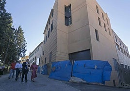 El delegado del Gobierno, José Luis Quintana, visita la obra con su directora, Trinidad Nogales.