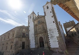 La iglesia de la Preciosa Sangre preside la plaza de San Jorge de Cáceres. Las obras no afectarán al edificio anexo, sede de la ESAD y la Escuela de Danza.