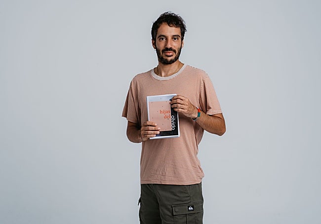 Roberto Palomo, con su libro.