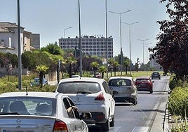 Heridas graves una niña y una joven en la colisión de un coche y una moto en Badajoz