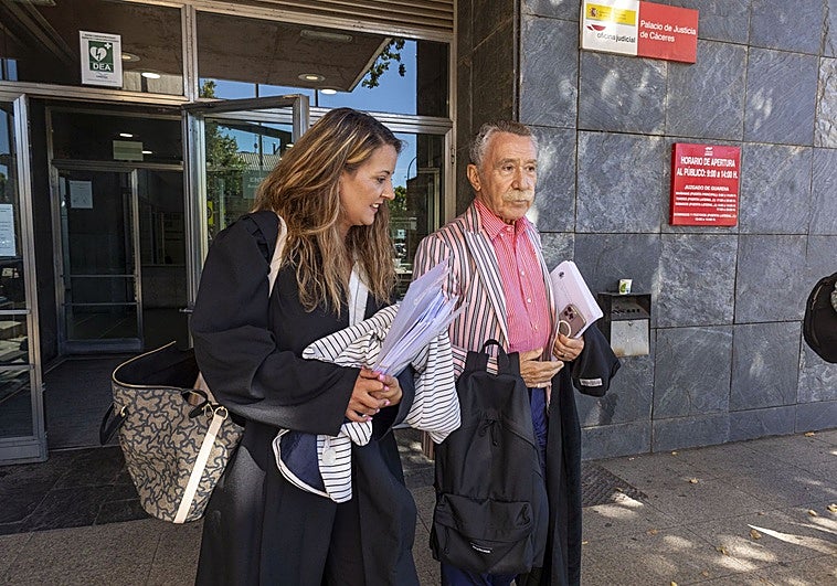 El abogado García Montes a la salida de la Audiencia Provincial de Cáceres.