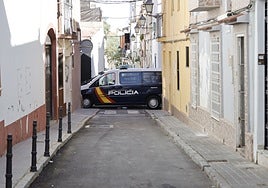 La Policía Nacional ayer en la calle Amparo.