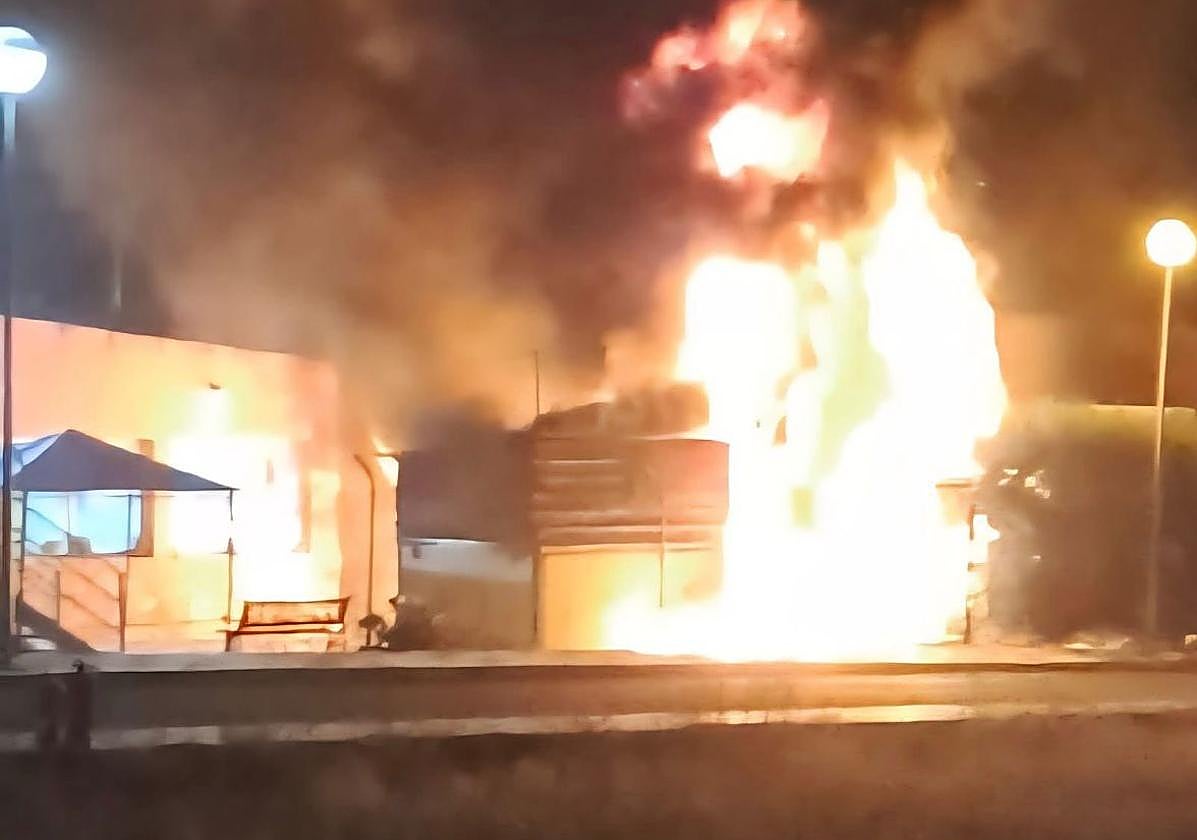 El fuego en un depósito de combustible de la residencia de mayores Nuestra Señora de Perales alertó a los vecinos de Arroyo de San Serván.