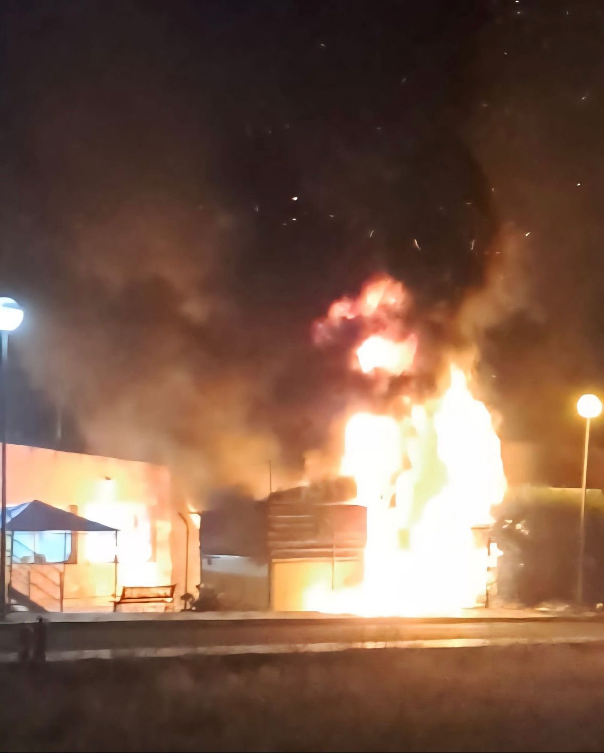 Multitud de llamadas alertaron al 112 Extremadura del fuego declarado en la noche del jueves en las zona exterior de la residencia Nuestra Señora de Perales