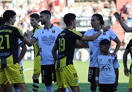 Lancho y Beneit saludan a los jugadores del Barakaldo en el último partido en el Romano.