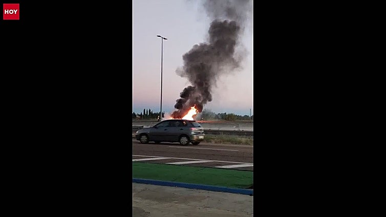 Un coche sale ardiendo en la salida de Badajoz