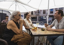 Dos personas fumando en una terraza de un bar de Badajoz.