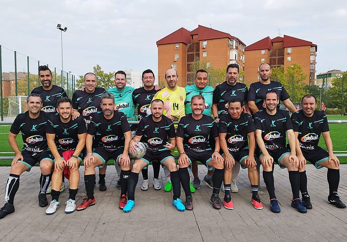 Imagen de una foto de grupo del equipo Global, que no dispone de pista para entrenar.