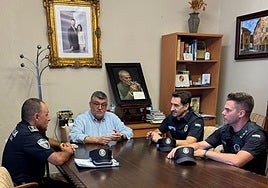 El alcalde de Los Santos de Maimona, Manuel Lavado Barroso, recibe a los agentes de la Policía Local, Rubén Darío Jiménez Aguza y Francisco Javier Gómez Domínguez