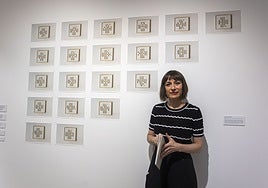 María Romero Pérez exhibe en la sala El Brocense la exposición 'Pluma, tintero y papel'.