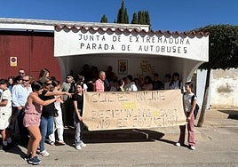 Padres y alumnos en Bienvenida protestaron este viernes en la parada del autobús.