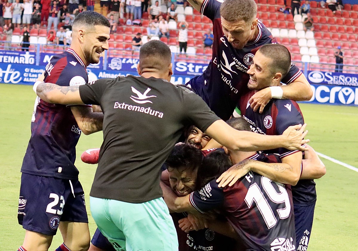Celebración del gol de Zarfino que dio la victoria al Extremadura en la primera jornada.
