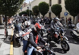 Moteros tras la misa celebrada en memoria de Marcos Gaspar en la iglesia San Juan de Ribera.