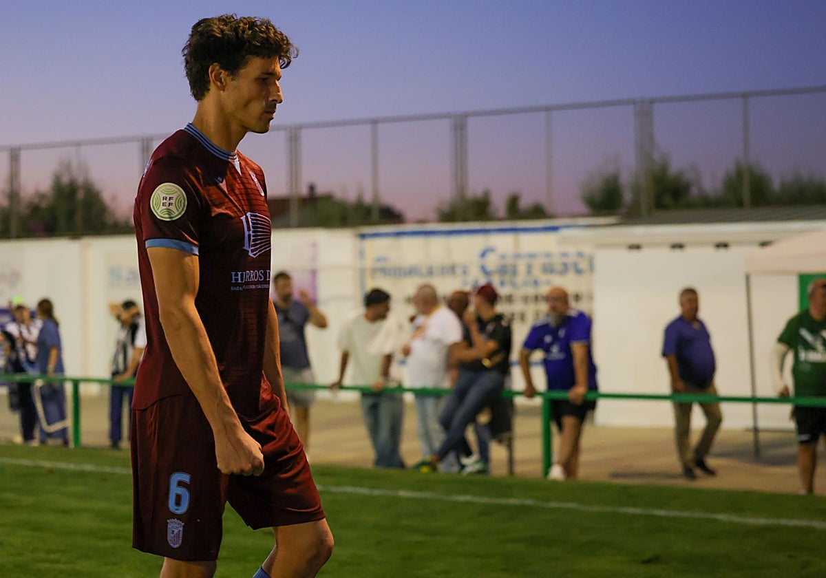 Fran Miranda se marcha cabizbajo tras la derrota del Badajoz en el Municipal de Santa Amalia.