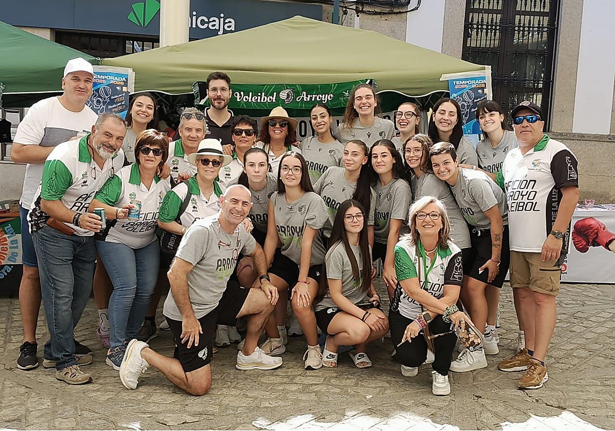 Jugadoras, técnicos, directivos y peñistas en el estand montado en la Plaza de la Constitución.