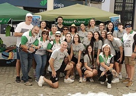 Jugadoras, técnicos, directivos y peñistas en el estand montado en la Plaza de la Constitución.