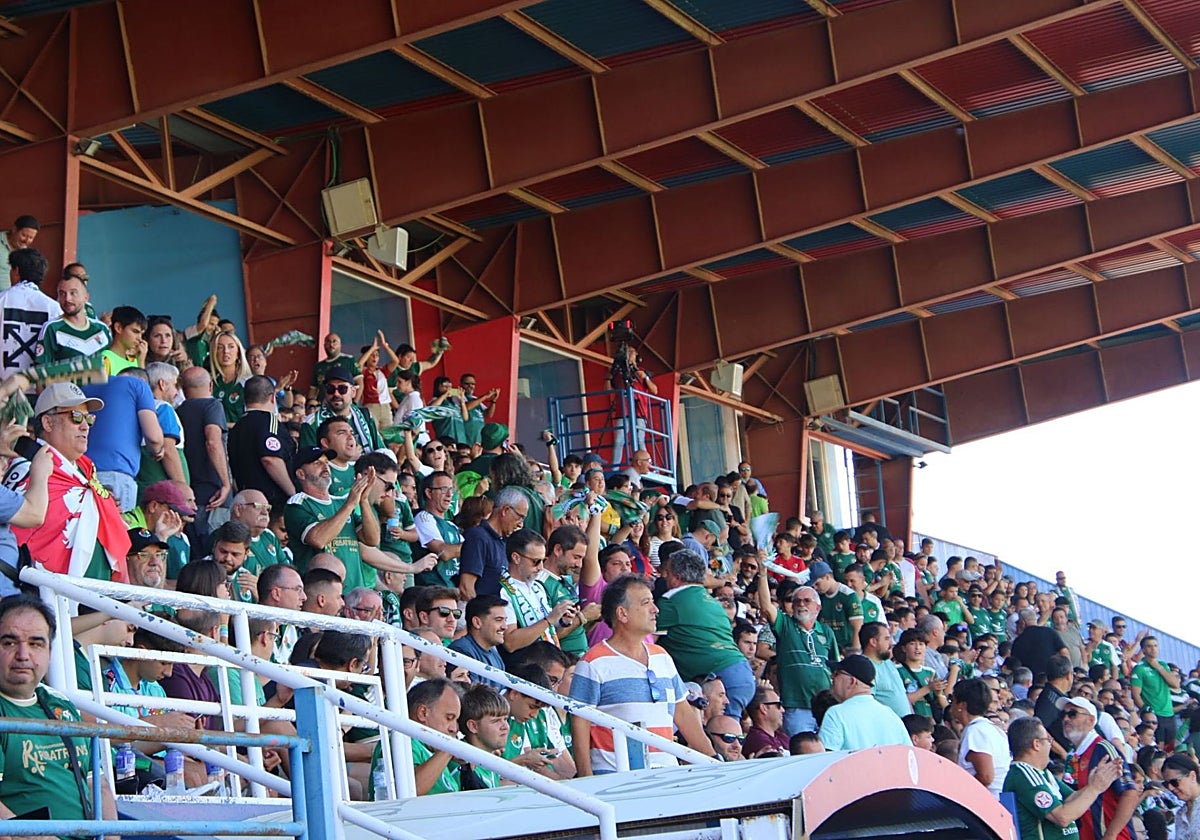 La afición del Cacereño respondió al acompañar a su equipo en su exilio al Francisco de la Hera de Almendralejo.