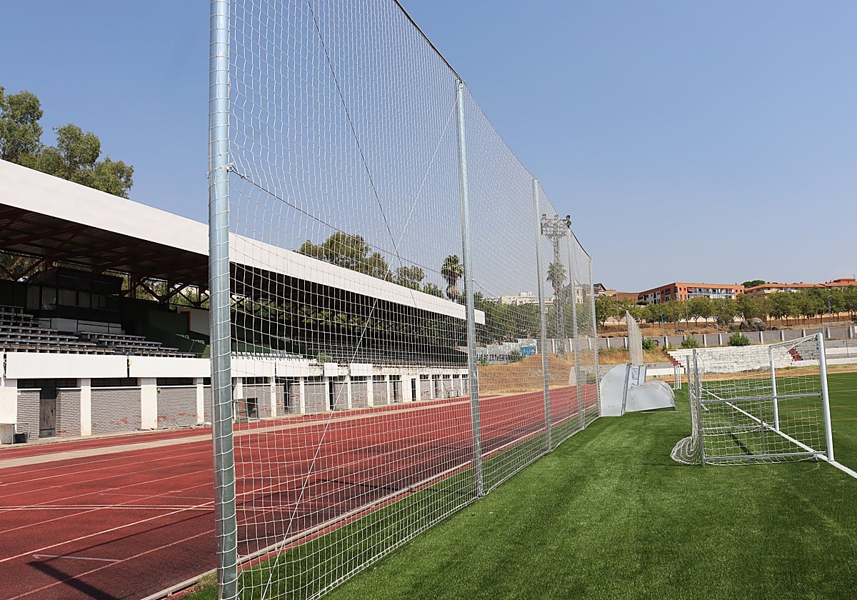 Los aficionados reclamaron con cánticos que retiren las mallas cuanto antes.
