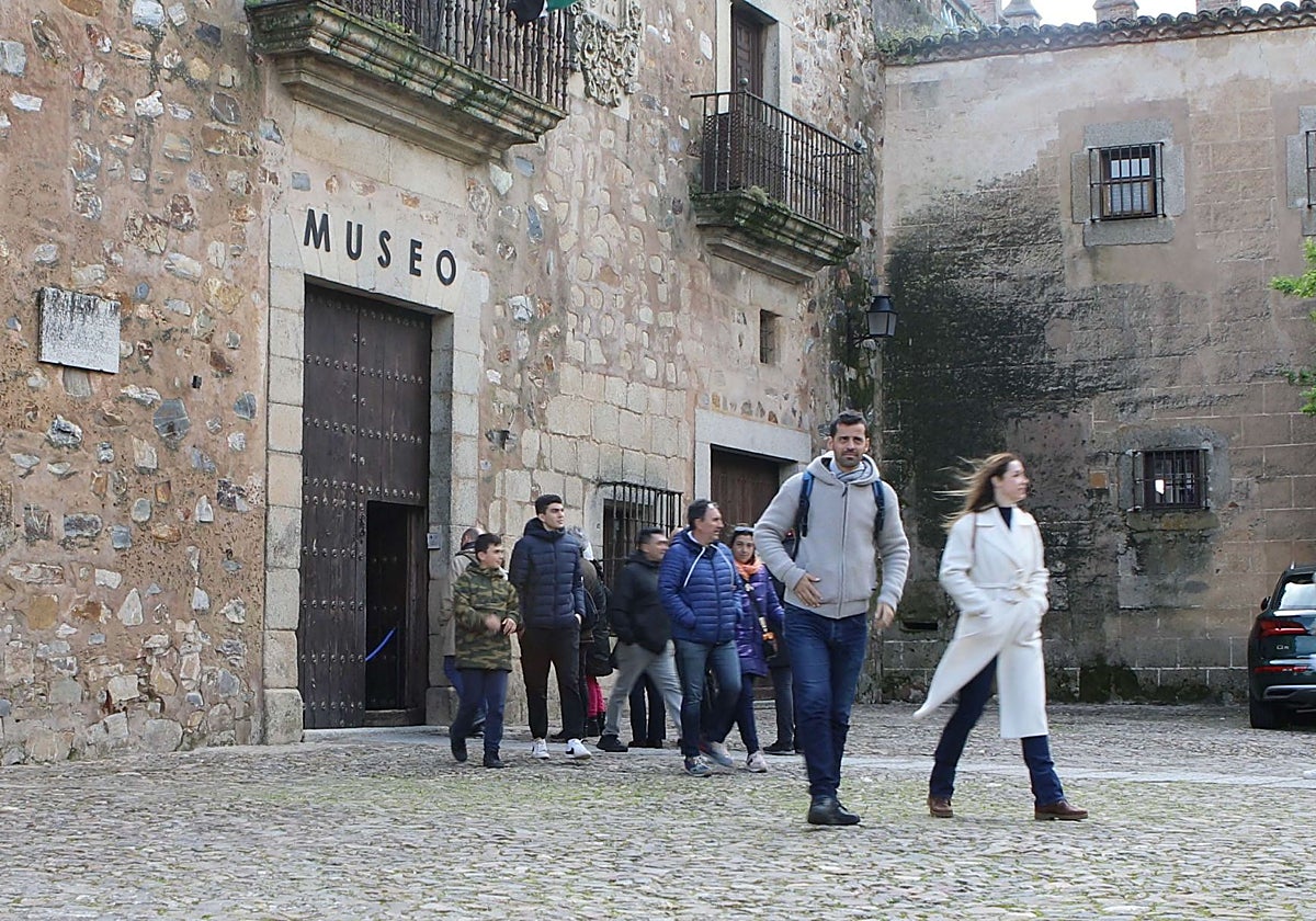 Visitantes en el Museo de Cáceres en la Semana Santa de 2024.