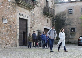 Visitantes en el Museo de Cáceres en la Semana Santa de 2024.
