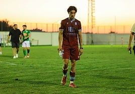Borja Domingo abandona el campo apesadumbrado tras la derrota del Badajoz en Santa Amalia.