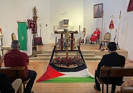 El Cristo del Humilladero con la bandera palestina a sus pies.