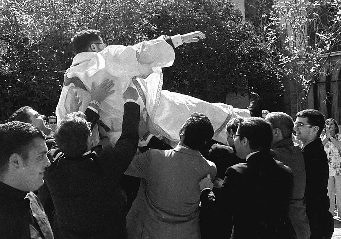 Manteo en la Catedral y vino en la plaza de toros en la &#039;boda&#039; del nuevo cura extremeño