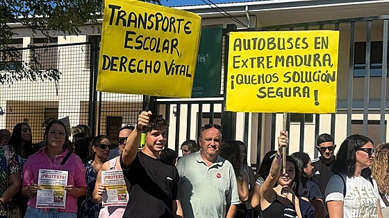 Cientos de familias se manifiestan por el transporte escolar: «Nos han abandonado, es vergonzoso»