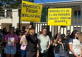 Foto: Protesta en Caminomoristo. En vídeo, concentración en Valencia del Ventoso ante la falta de transporte escolar.