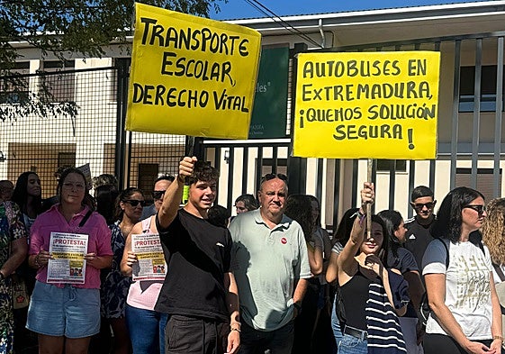 Foto: Protesta en Caminomoristo. En vídeo, concentración en Valencia del Ventoso ante la falta de transporte escolar.
