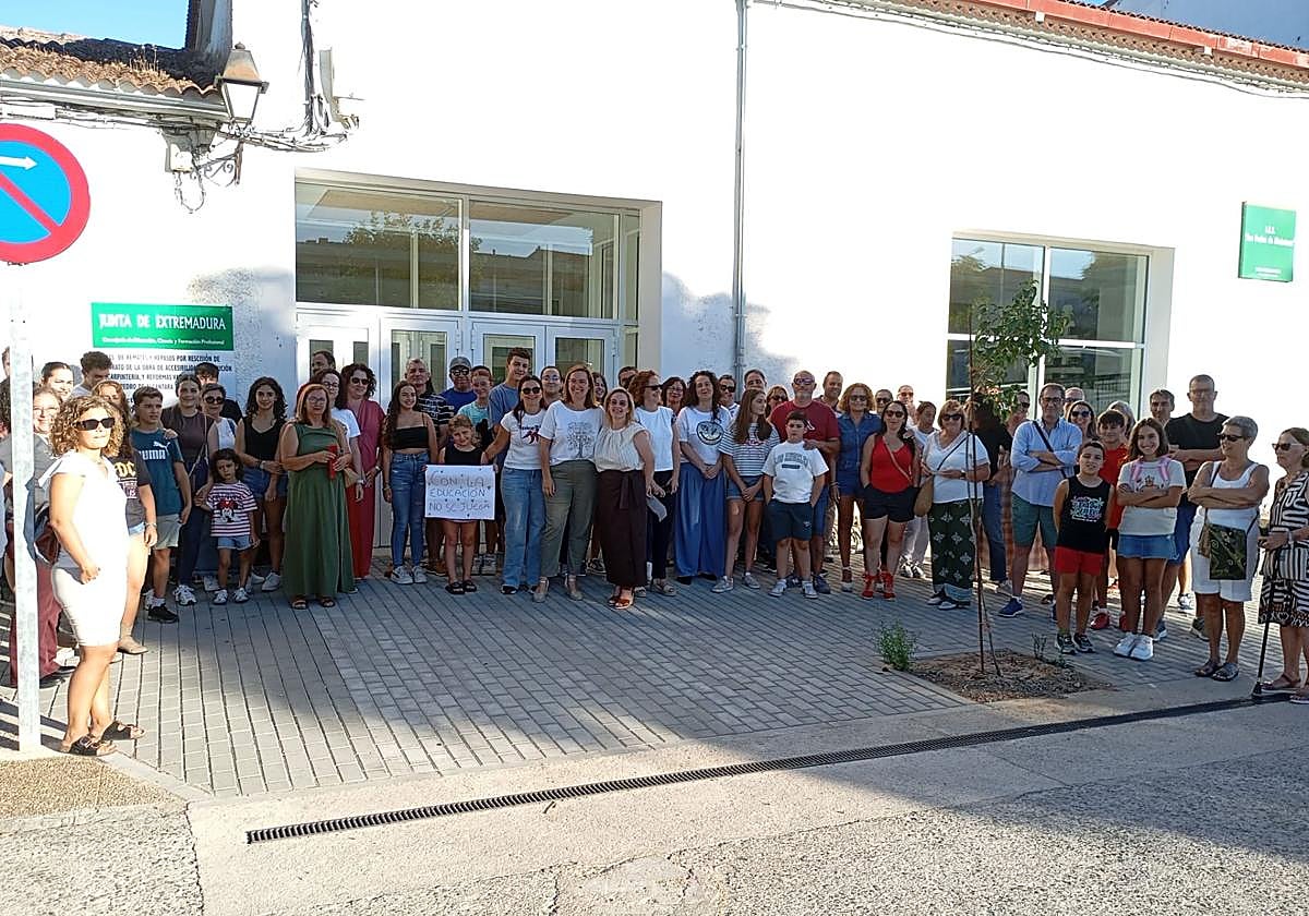 Protesta de familias a las puertas del IES San Pedro de Alcántara.