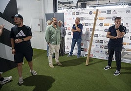 El director general del Badajoz Javier Peña y el presidente del Azuaga David Blanco esperan en el túnel de vestuarios del Nuevo Vivero que el árbitro decrete la suspensión del encuentro.