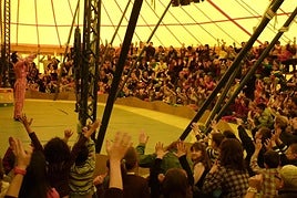 Actividad de circo en la carpa de El Quinto Pino.