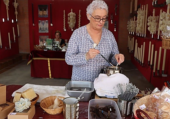 Una mujer en uno de los expositores de la Feria Cofrade de Jerez el año pasado.