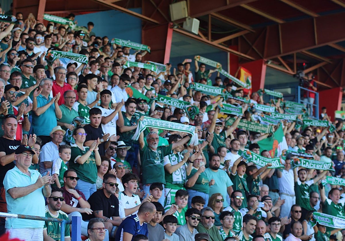 Afición verdiblanca en las gradas del Francisco de la Hera durante el partido ante el Arenteiro.