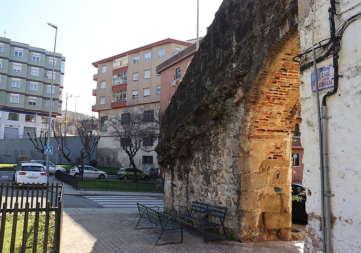 La pasarela pasará al lado de la casona, que mantiene en pie dos medios arcos de contención.