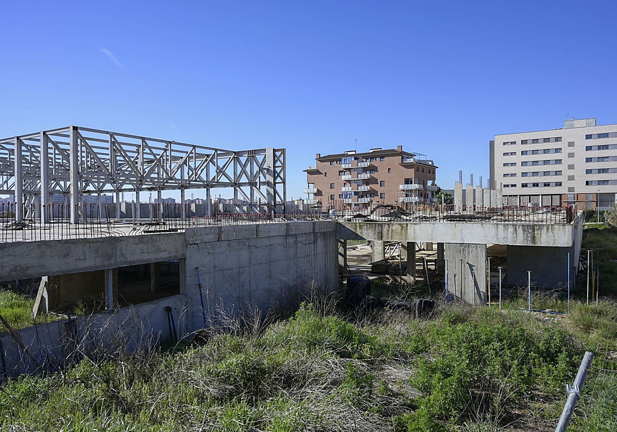 Estado de las obras paradas en la piscina de la Margen Derecha.